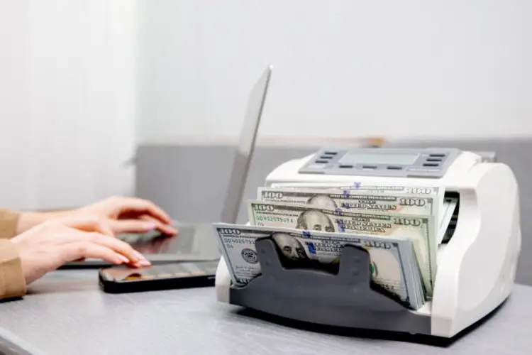 Bukan Cuma Bank, Ini 5 Alasan Mengapa Toko dan Kantor Perlu Mesin Penghitung Uang!