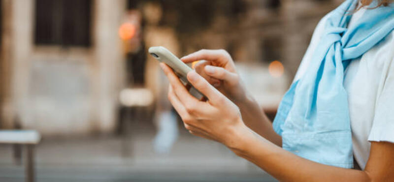 foto-close-up-tangan-wanita-dengan-smartphone-wanita-muda-mengetik-di-ponsel-di-jalan.jpg (612×283)