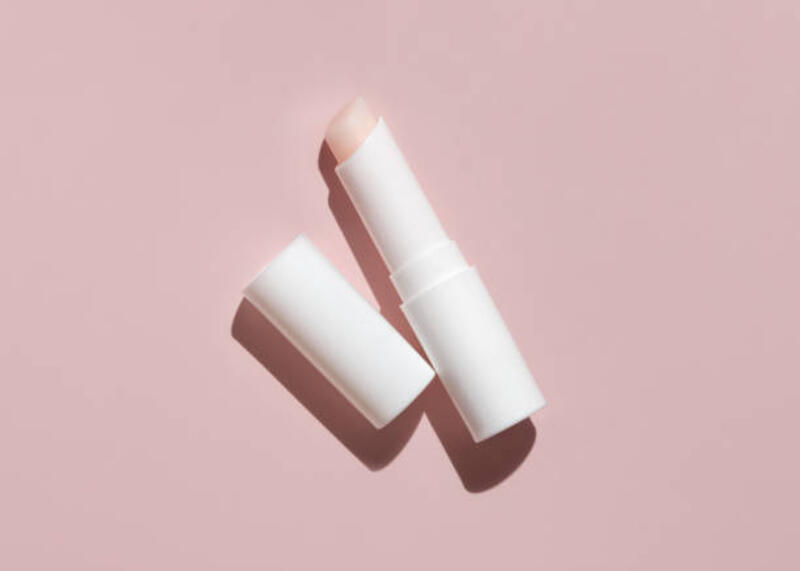 tongkat lip balm kosong putih terbuka dengan tutup merah muda muda dengan tampilan atas bayangan keras, mockup - lip balm potret stok, foto, &amp; gambar bebas royalti