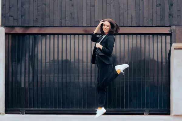 Tips Memadukan Sneakers dengan Outfit Formal, Nggak Susah Kok!