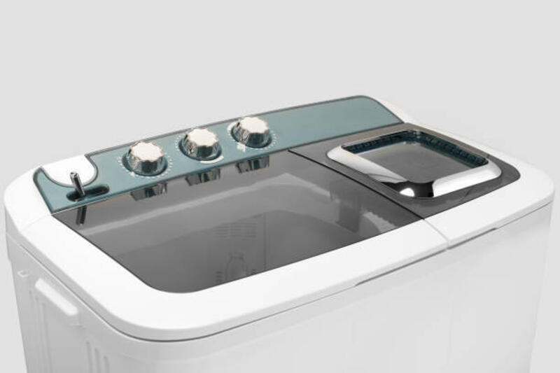 mesin cuci semi-otomatis baru dengan latar belakang putih. - mesin cuci dua tabung potret stok, foto, &amp; gambar bebas royalti