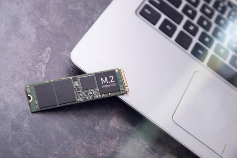 fast m.2 solid state drive terletak pada laptop aluminium modern - nvme potret stok, foto, &amp; gambar bebas royalti
