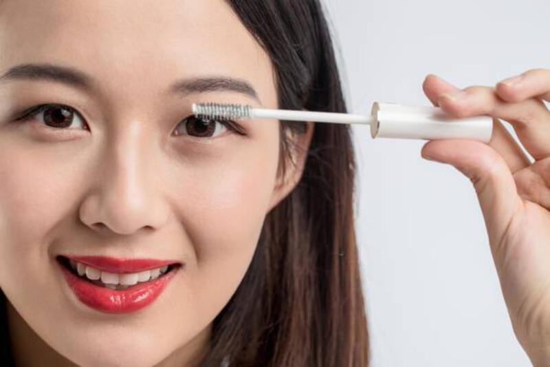 wanita asia mengoleskan maskara ke bulu matanya - makeup natural korean potret stok, foto, &amp; gambar bebas royalti