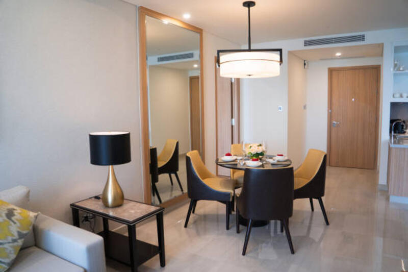 ruang makan studio nyaman datar atau kamar hotel - lampu gantung ruangan kecil potret stok, foto, &amp; gambar bebas royalti