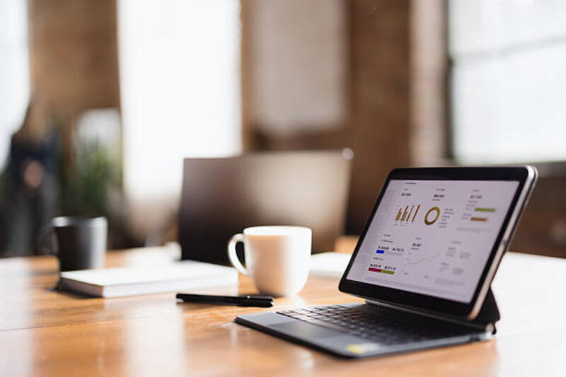 close-up-grafik-bisnis-pada-touchpad-di-meja-kantor.jpg (612×408)
