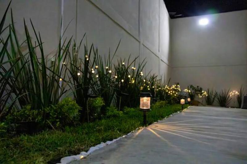 taman dengan lampu surya - lampu taman rumah potret stok, foto, & gambar bebas royalti
