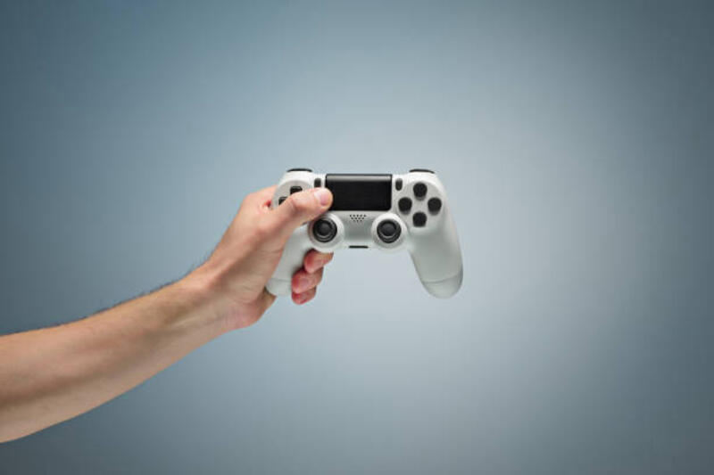 tangan-laki-laki-memegang-gamepad.jpg (612×408)
