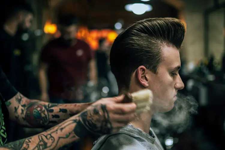 Hair Powder vs Pomade, Mana yang Lebih Baik untuk Volume, Hold, dan Rambut Tipis?
