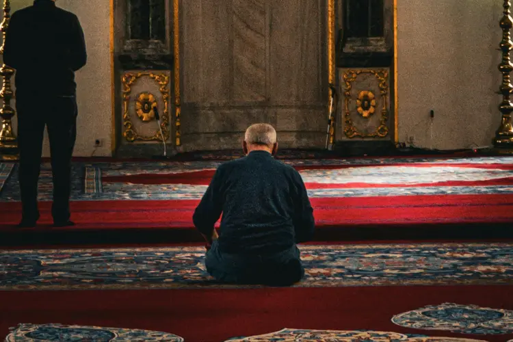 Membongkar Rahasia Desain Ergonomi Kursi Sholat yang Aman & Nyaman Bagi Penderita Osteoarthritis