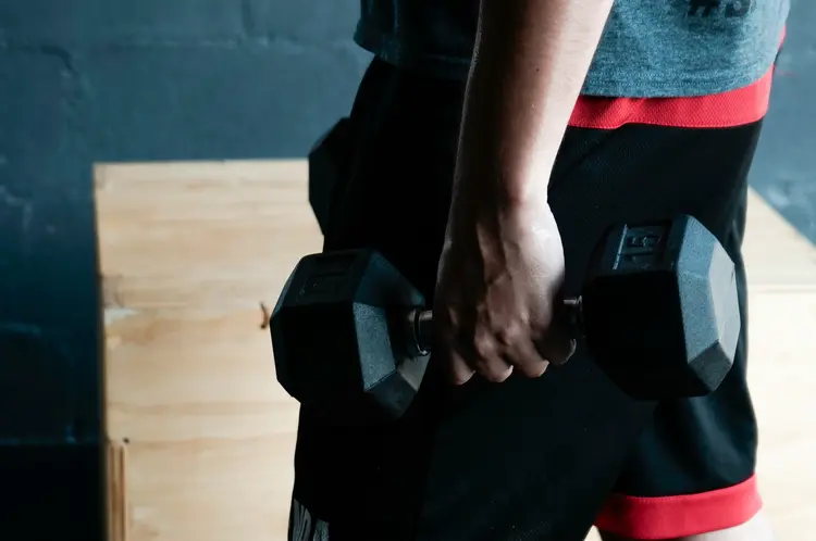 Workout di Rumah Jadi Lebih Efektif dengan Dumbell