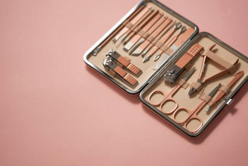 set-kosmetik-pastel-untuk-perawatan-kuku-dalam-casing-yang-ditempatkan-pada-latar-belakang.jpg (612×409)