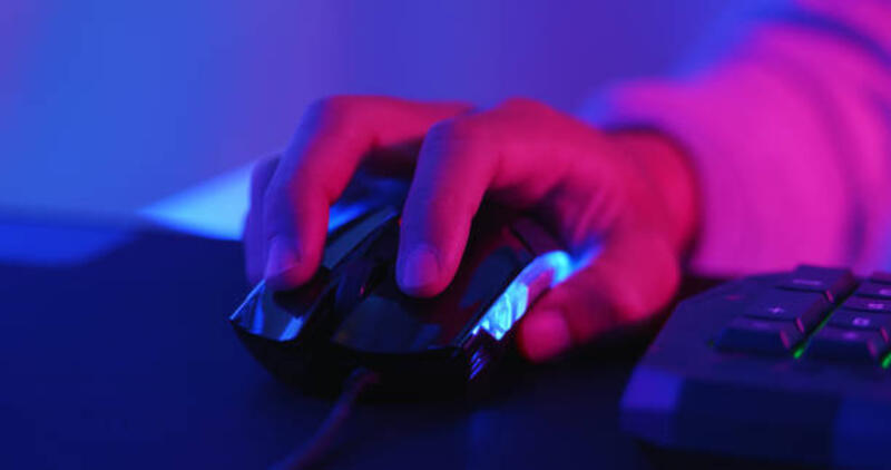 gamer olahraga cyber menggunakan mouse - gaming mouse potret stok, foto, & gambar bebas royalti