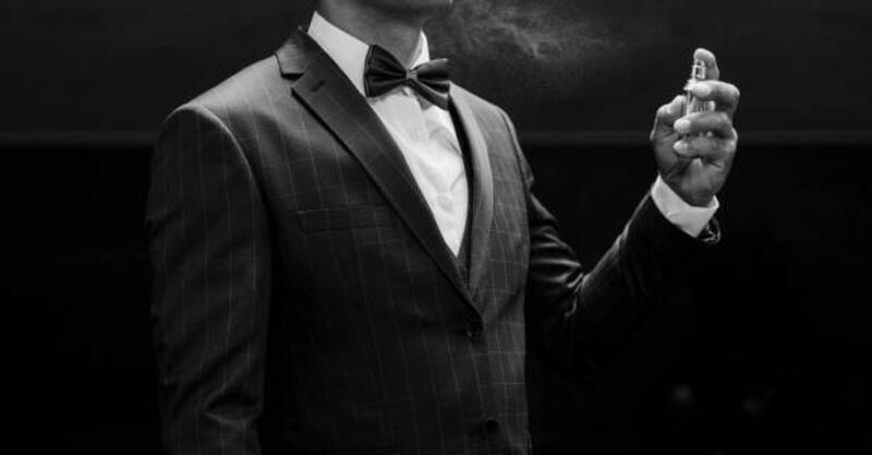 pria berjas menggunakan parfum - masculine perfume potret stok, foto, & gambar bebas royalti