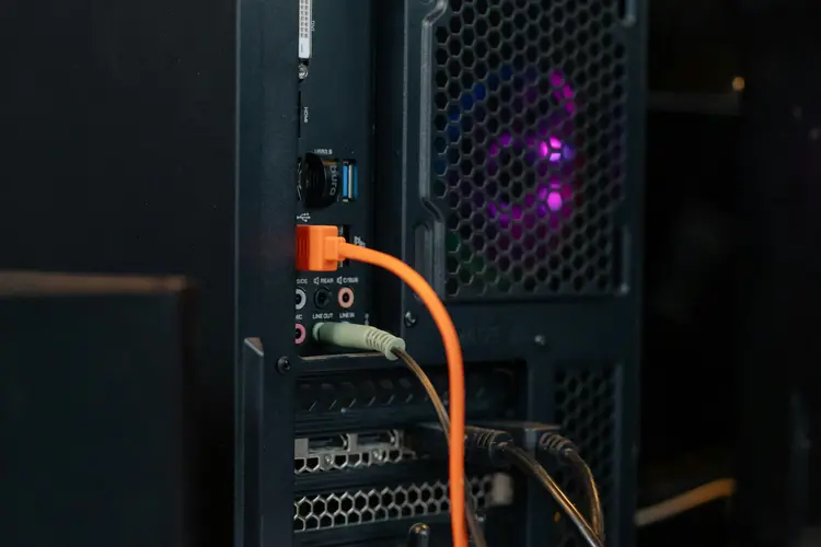 UPS Itu Kayak Powerbank Buat PC, Tapi Lebih Smart dan Kuat