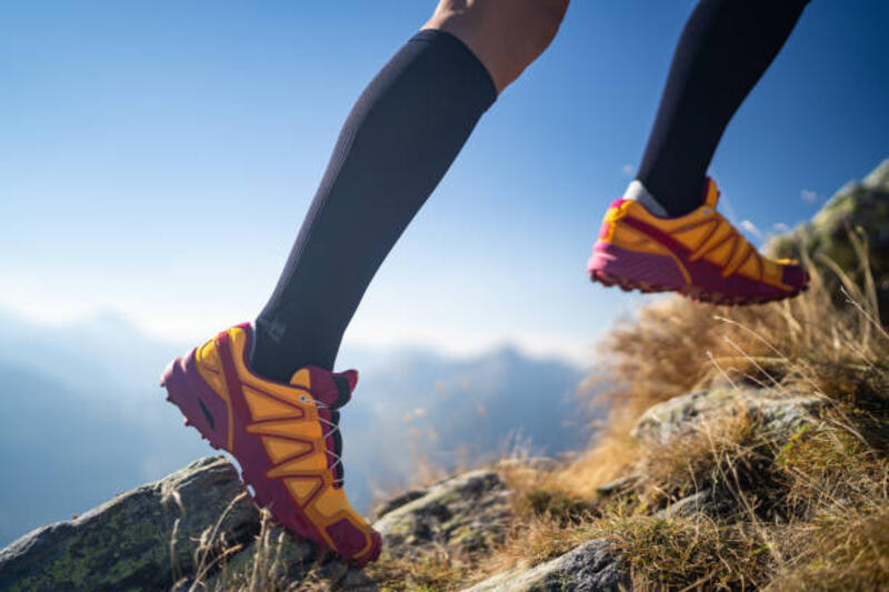 detail lari lintas negara femal legas dengan kaus kaki kompresi dan sepatu olahraga - mountain shoes potret stok, foto, &amp; gambar bebas royalti