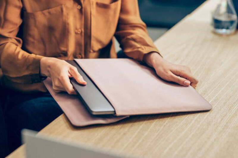 tangan-seorang-pengusaha-mengambil-komputer-laptopnya-dari-lengan-baju-di-mejanya.jpg (612×408)