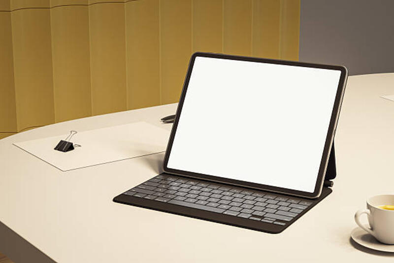 maket-layar-tablet-kosong-di-meja-kantor-dengan-keyboard-dan-cangkir-kopi-rendering-3d.jpg (612×408)