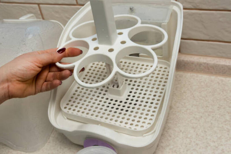 menggunakan sterilizer botol bayi - membersihkan sterilizer botol bayi potret stok, foto, &amp; gambar bebas royalti