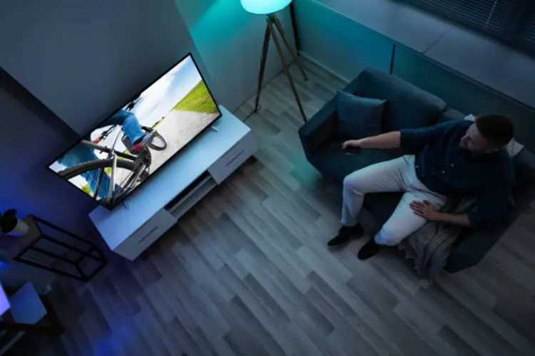 Android TV Stick vs Smart TV Mana yang Lebih Worth It di 2025