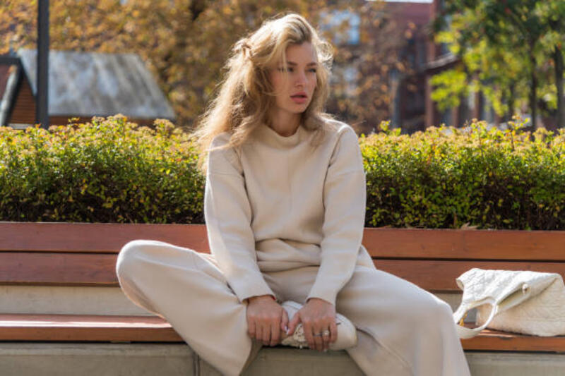 beautiful-women-sits-on-bench.jpg (612×408)