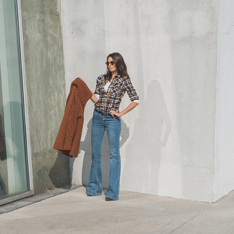 gadis cantik berpose dalam konteks perkotaan - cutbray jeans potret stok, foto, &amp; gambar bebas royalti