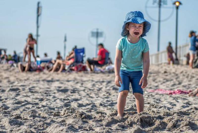 gadis menangis sambil berdiri di atas pasir di pantai melawan langit - cry kids outdoor potret stok, foto, & gambar bebas royalti