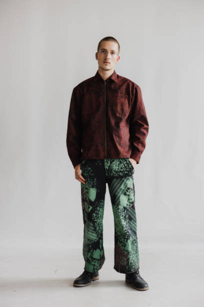 anak laki-laki yang tampak serius berdiri mengenakan pakaian yang disesuaikan - work jacket boxy potret stok, foto, & gambar bebas royalti