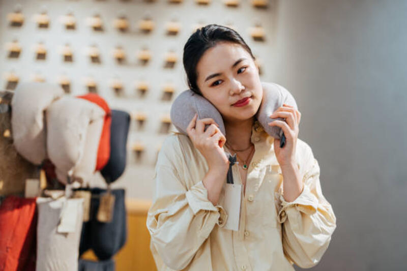 wanita muda asia berbelanja bantal leher. - bantal leher potret stok, foto, &amp; gambar bebas royalti