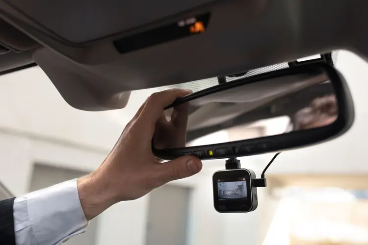 Bukan Sekadar Aksesoris, Ini 5 Alasan Kenapa Kamera Dashcam Wajib Ada di Mobilmu!