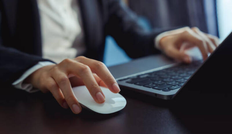 business-manager-hand-using-on-white-mouse-with-clicking-and-its-apps-for-customer-support.jpg (612×354)