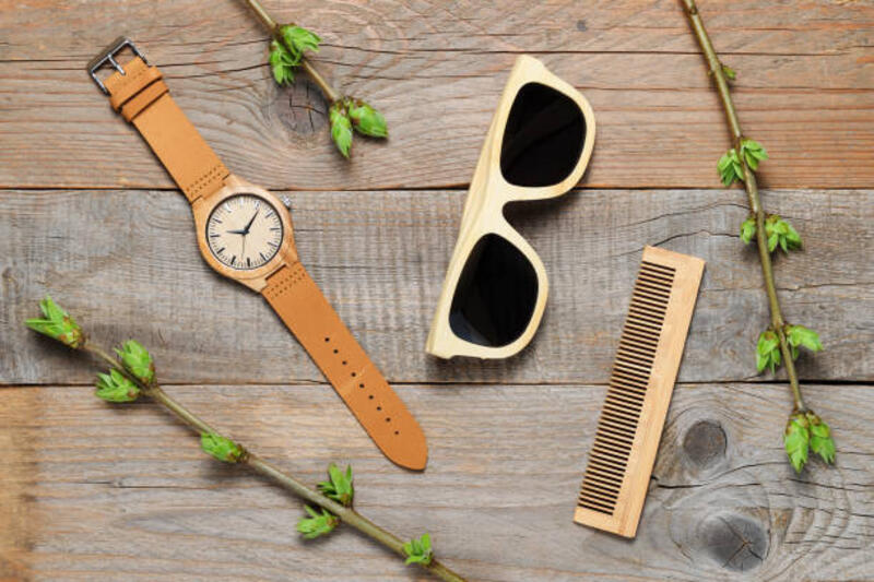 objek bambu bebas plastik ramah lingkungan di latar belakang kayu - wooden watch potret stok, foto, & gambar bebas royalti