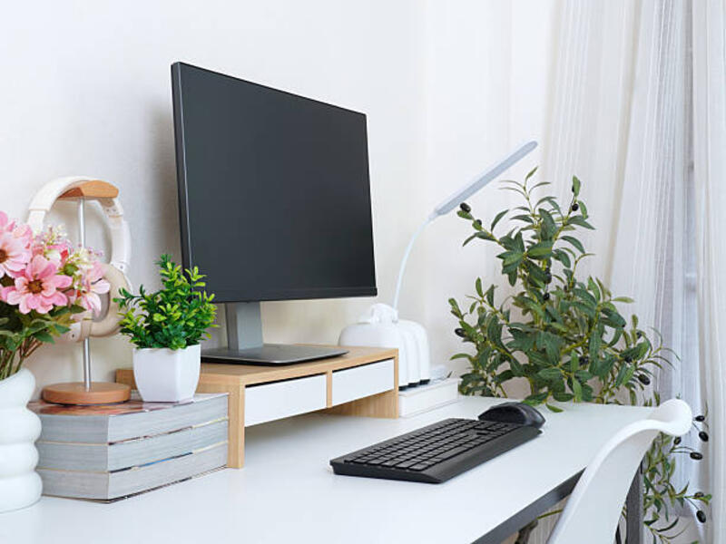 pengaturan-kantor-rumah-minimalis-dengan-monitor-keyboard-headphone-buku-dan-tanaman-pot.jpg (612×459)