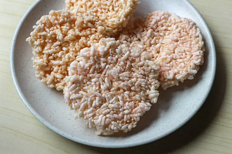 Rengginang, Camilan Tradisional yang Selalu Dinanti Sebagai Oleh-Oleh Liburan!