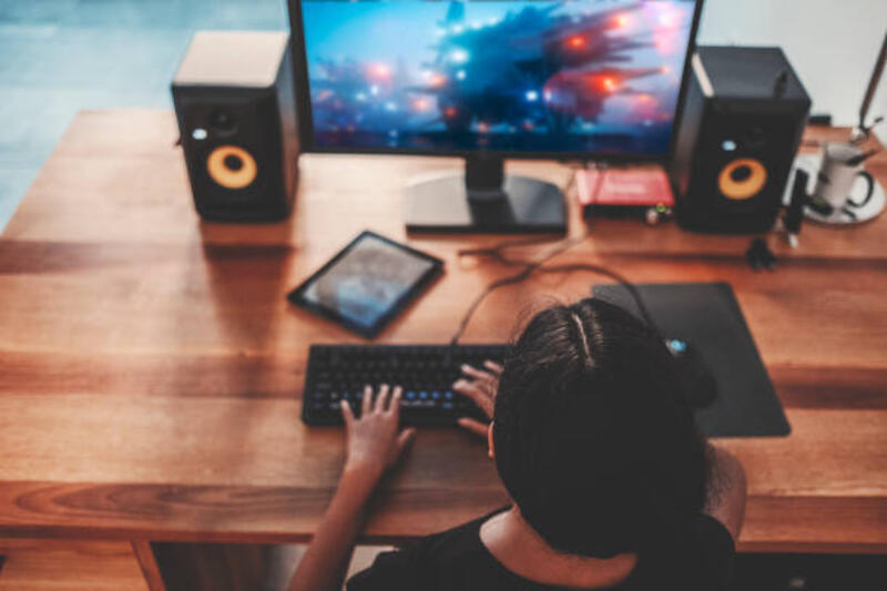 wanita muda bermain video game di komputer di rumah - gaming speaker audio potret stok, foto, & gambar bebas royalti