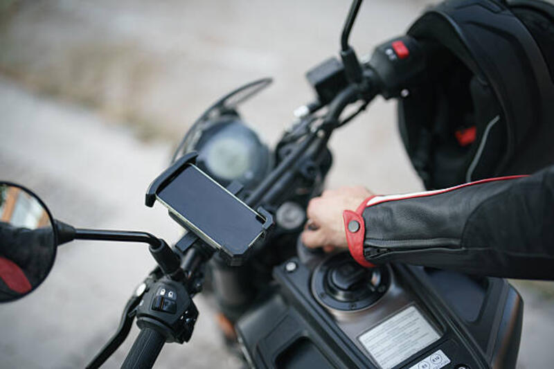 close-up-stang-sepeda-motor-dengan-dudukan-smartphone.jpg (612×408)