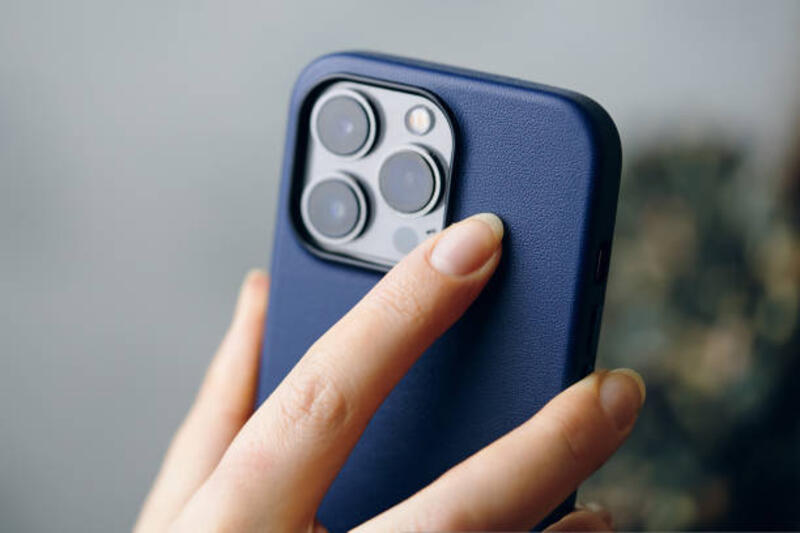 orang memegang iphone 13 pro dalam casing biru. - apple 13 camera potret stok, foto, &amp; gambar bebas royalti