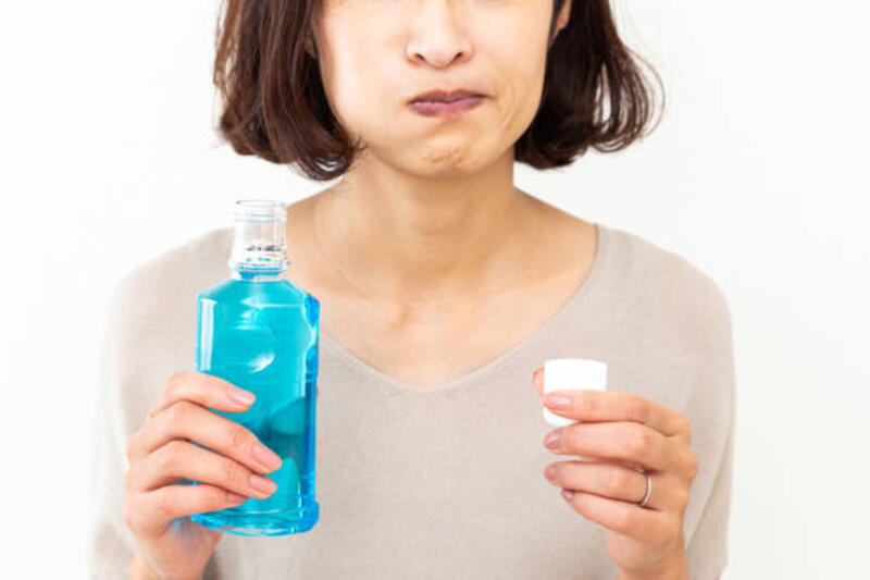 wanita-menggunakan-obat-kumur.jpg (612×408)