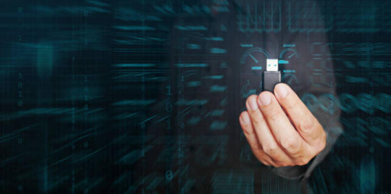 konsep teknologi penyimpanan dan berbagi data digital. tangan memegang flash drive yang menyimpan banyak datum dan informasi untuk digunakan lebih lanjut, transfer, berbagi, dan analisis. - flashdisk potret stok, foto, & gambar bebas royalti