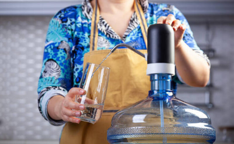 woman-fills-water-into-a-glass-with-an-electric-water-pump-automatic-water-dispenser.jpg (612×377)
