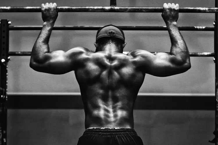 Rahasia Bentuk Tubuh Ala Atlet di Rumah dengan Pull Up Bar