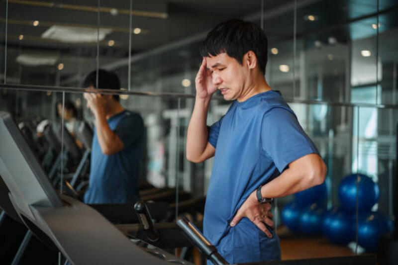 pria dengan sakit kepala dan nyeri punggung bawah di treadmill di gym gym latihan - treadmill problem potret stok, foto, &amp; gambar bebas royalti