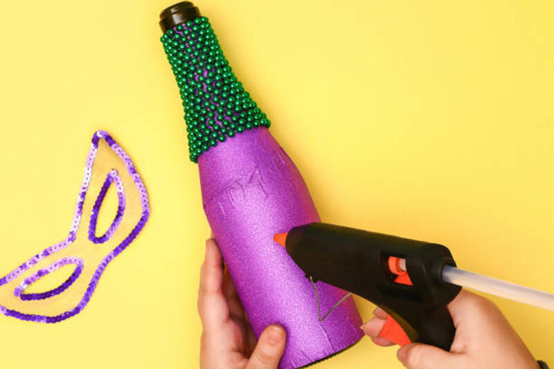 diy mardi gras botol kertas perekat ungu, manik-manik hijau, topeng karnaval, payet latar belakang kuning. - kaca dan lem tembak potret stok, foto, &amp; gambar bebas royalti