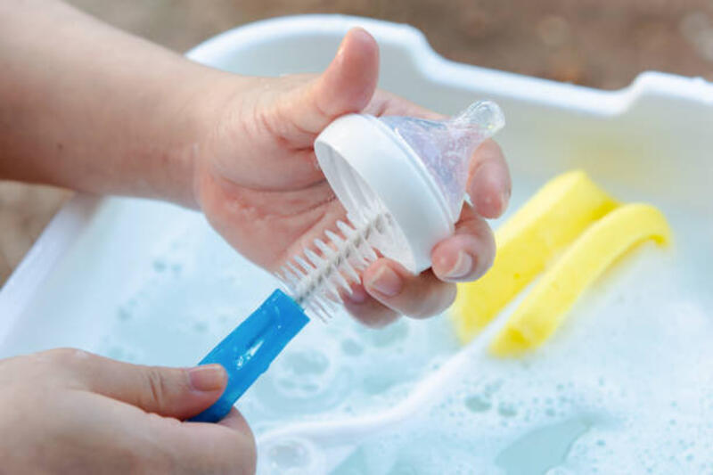 mencuci-puting-bayi-tangan-ibu-mencuci-puting-bayi.jpg (612×408)