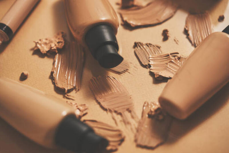 botol alas bedak rias dan sampel dengan latar belakang krem - make up foundation based potret stok, foto, &amp; gambar bebas royalti