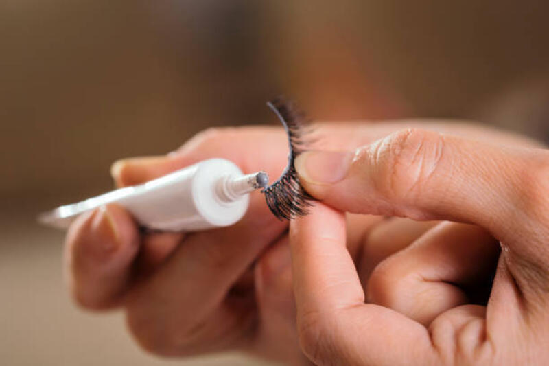 make up artist menambahkan lem pada bulu mata buatan - fake eyelash potret stok, foto, & gambar bebas royalti
