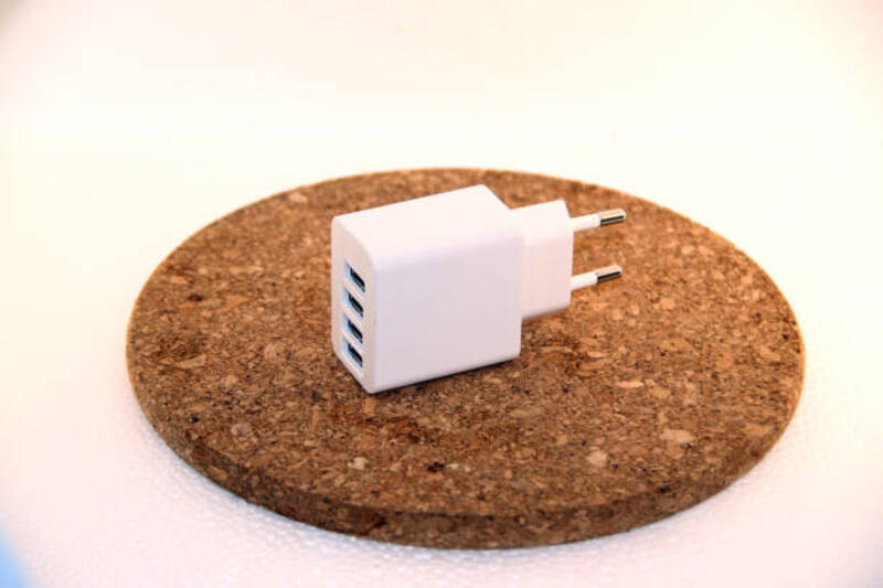 adaptor-daya-usb-multi-port-mengisi-daya-putih.jpg (612×408)