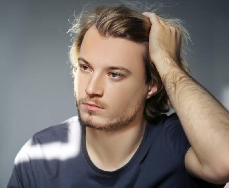 pria muda di depan cermin di pagi hari di kamar mandi - rambut pria bervolume potret stok, foto, &amp; gambar bebas royalti