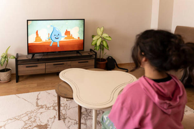girl watching tv. - anak nonton tv potret stok, foto, &amp; gambar bebas royalti