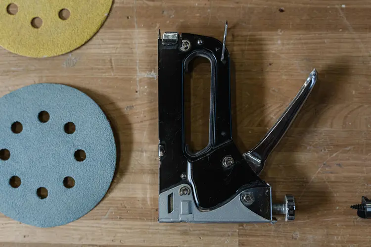 Cuma Modal Staple Gun, Kamu Bisa Bikin Furnitur Lama Jadi Baru!