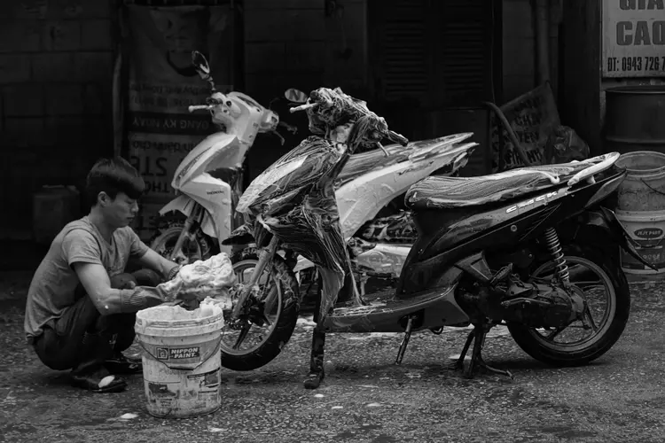 Stop Kebiasaan Jorok Ini! 5 Resiko Fatal Saat Kamu Salah Cuci Motor Sendiri